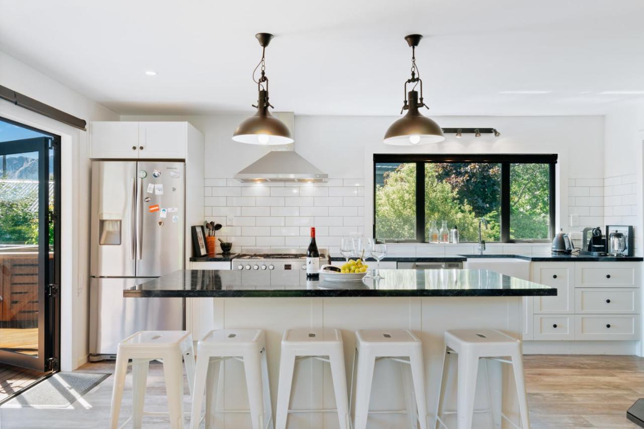 Views On Parry - Lake Hawea Holiday Home Extérieur photo