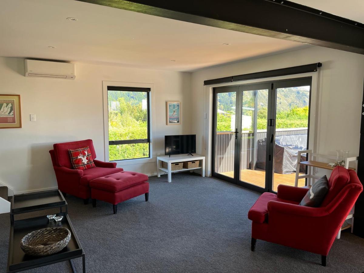 Views On Parry - Lake Hawea Holiday Home Extérieur photo